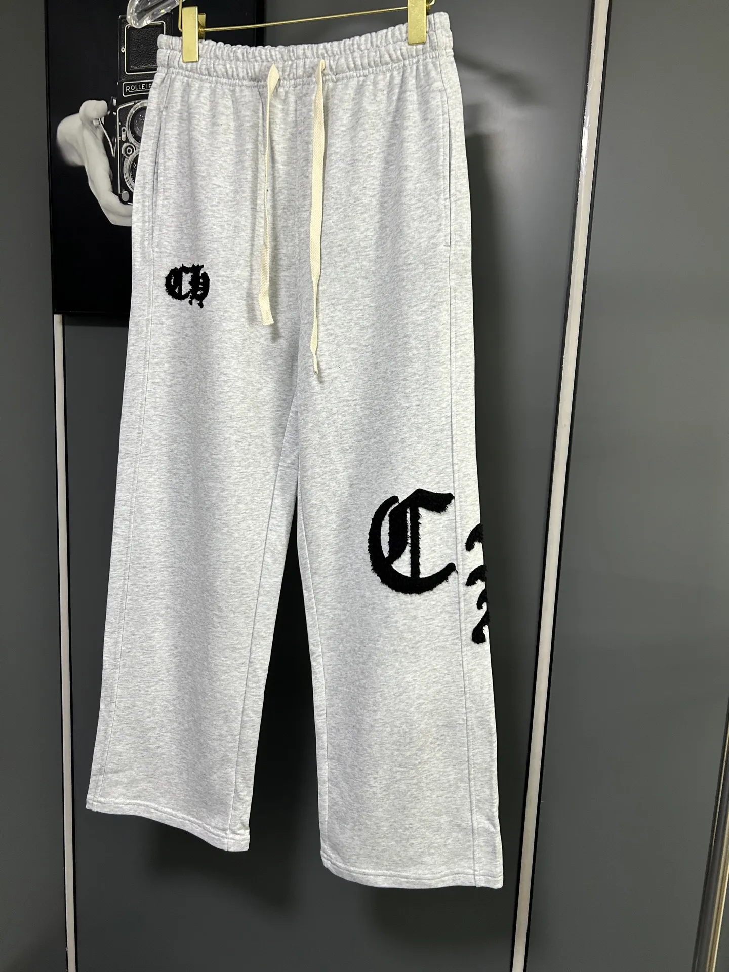 P220 Chrome Hearts 25 new colorful cross-mark loose straight trousers 2025 autumn and winter new embroidered elastic band casual trousers, customized fabrics at the counter. Made of 400g high-version terry fabric, with high breathability and comfort, impeccable details, no pilling and no deformation, brand element design concept, reflecting high quality. It feels delicate and soft! It presents casual tailoring, the same style for men and women, and the upper body shape is awesome! Size: S M L XL Color: Black Gray